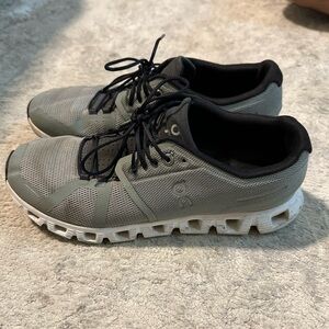 On Cloud Men's Black and Gray Athletic Shoes